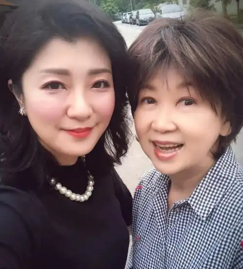 66岁朱咪咪家中受访意外曝光豪宅内景一整墙汽车方向盘像展览