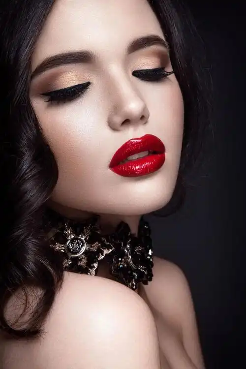 美女化妆红色嘴唇