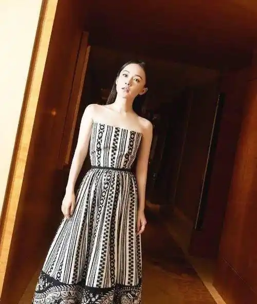 原创霍思燕穿抹身材裙秀出玲珑曲线手捂身材口略显羞涩气质纯美诱人