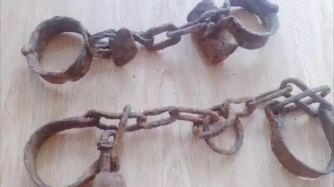 他们为了防止被捕之人逃跑,就用铆钉穿透脚镣,钉死在脚踝骨上.