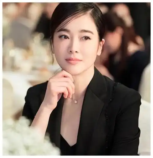 左小青|被誉为中国式完美女人,陈道明唯一绯闻对象,她演蛇蝎美人太吸