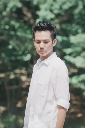 一路繁花相送中白衬衣的钟汉良依然是他最帅的样子