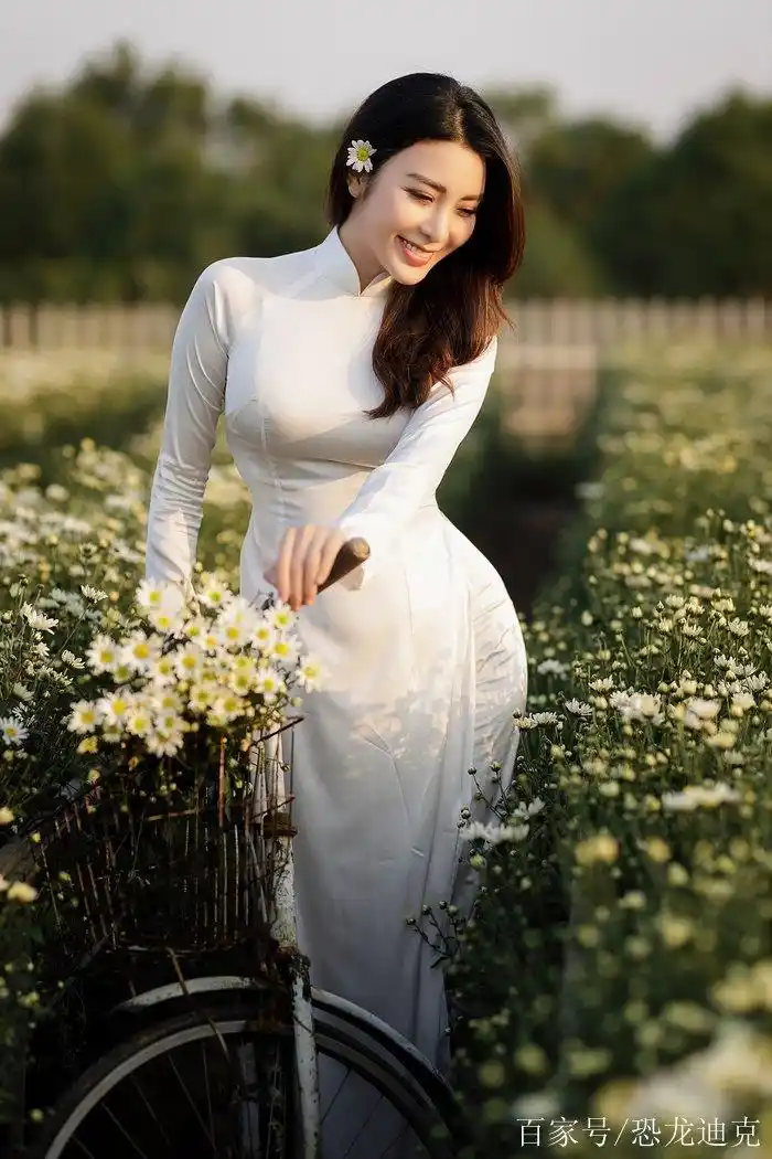 身穿白色奥黛的美人,花丛中展现迷人的气质,傲人的身材特别抢眼
