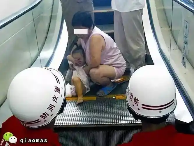 又见电梯"咬人"!云南一小孩脚卡进扶梯,消防紧急救援!