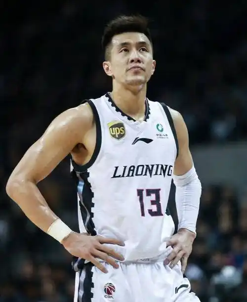 这款新发型似乎预示着郭艾伦正在经历一些转变.