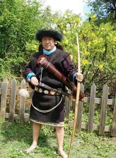 珞巴族传统习俗--男子的服饰