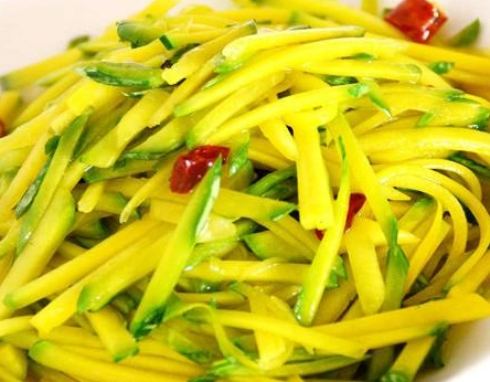 炒南瓜丝不脆爽?多半是因为少放了这1料,这样做,脆爽又入味