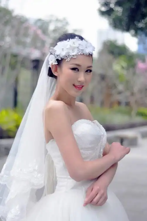 阳光下一个待出嫁的美丽新娘笑得那么开心甜蜜