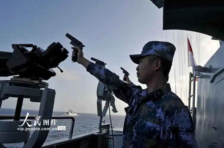 太原舰官兵发射绿色信号弹.