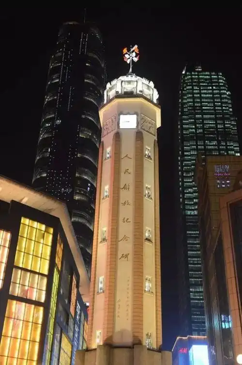 解放碑是重庆市的标志建筑物之一,位于重庆市渝中区商业区中心部位.
