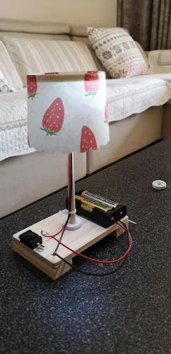 一起来做台灯吧～首先准备好制作材料:纸杯蛋糕的杯子,电池,电线,灯泡