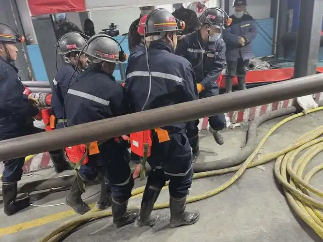 直击新疆煤矿透水事故救援各类参与救援人员已有1498人