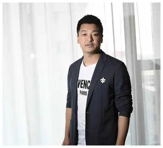 他凭闯关东爆红娶美女同桌为妻生一对儿子一家四口幸福美满