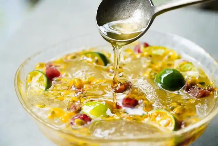 百香果凉粉怎么做好吃(清爽解腻的百香果冰粉,做法简单,不用花钱在家