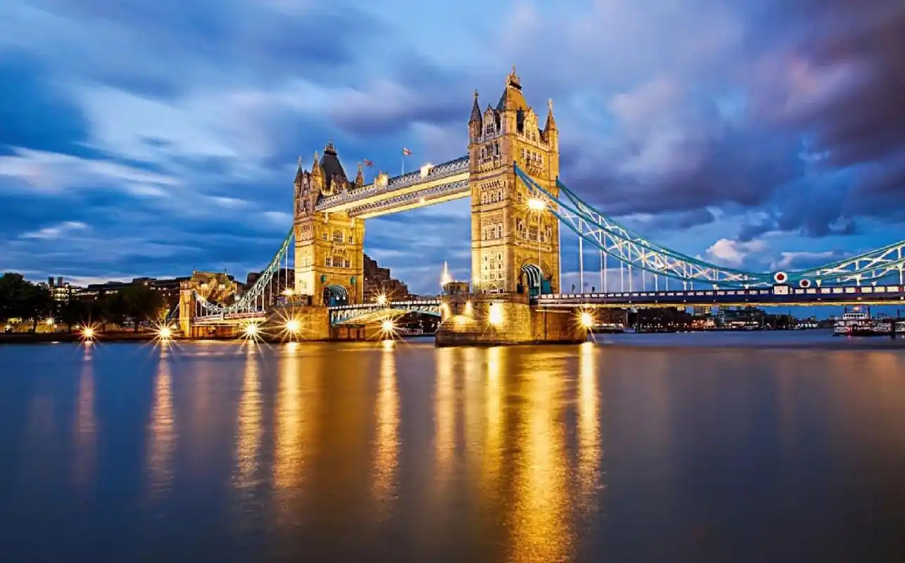 泰晤士河——伦敦的历史长河 泰晤士河(river thames)是英国著名的"