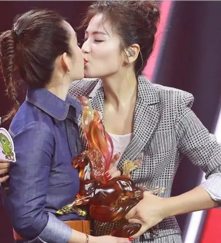 刘涛秦海璐亲吻引热议多次大秀姐妹情深网友关系好要亲嘴