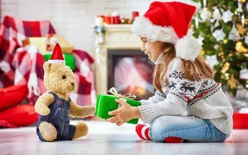 壁纸 快乐的小孩女孩和玩具熊,礼物,圣诞节 3840x2160 uhd 4k 高清