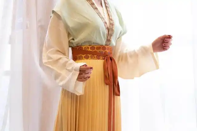 一片式齐腰襦裙汉服怎么穿不会掉?穿法视频/图解