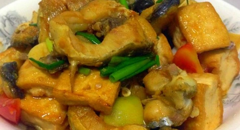 "灵马鲶鱼"是广西壮族自治区武鸣县灵马镇的一道本土佳肴,也是武鸣