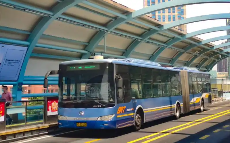 年度最佳"干油王":厦门brt快1路xmq6180g_哔哩哔哩 (゜-゜)つロ 干杯