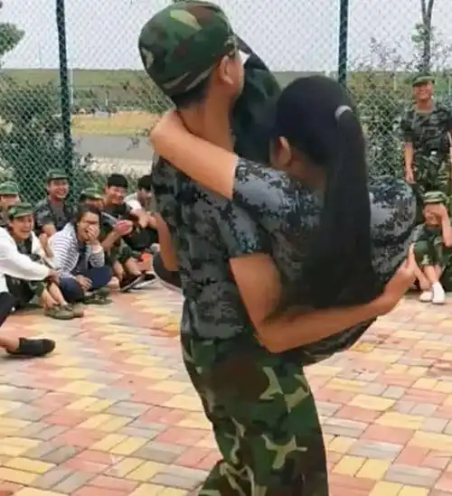 教官搞事情罚女生公主抱男生