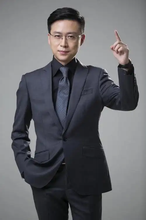 一个人,商务人士,商务男性,竖图,室内,正面,衬衫,西装,商务,智慧,成功