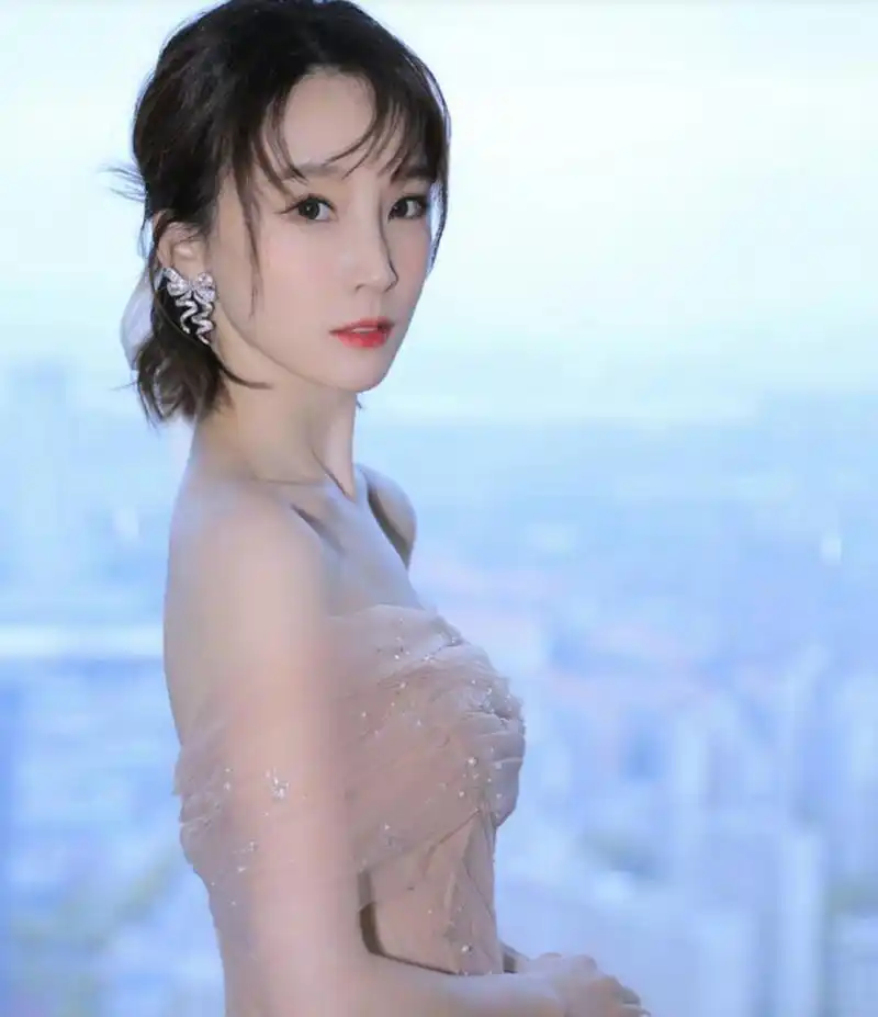 吴京老婆谢楠头发长了差点没认出来,还有这么女孩子的一面.