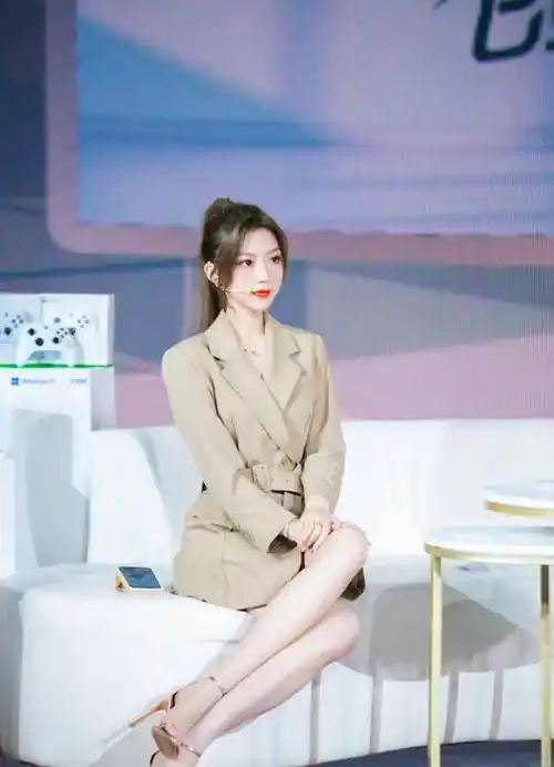 当被粉丝问到作为王者荣耀这款竞技游戏的一位解说员,"最喜欢玩的位置