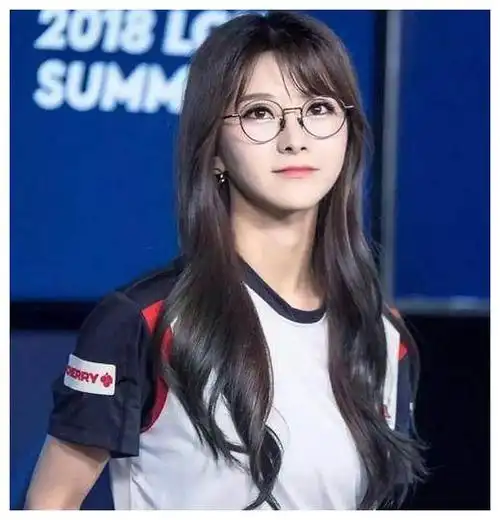英雄联盟lck赛区女解说,光有颜值就足够了,真的需要这样的吗
