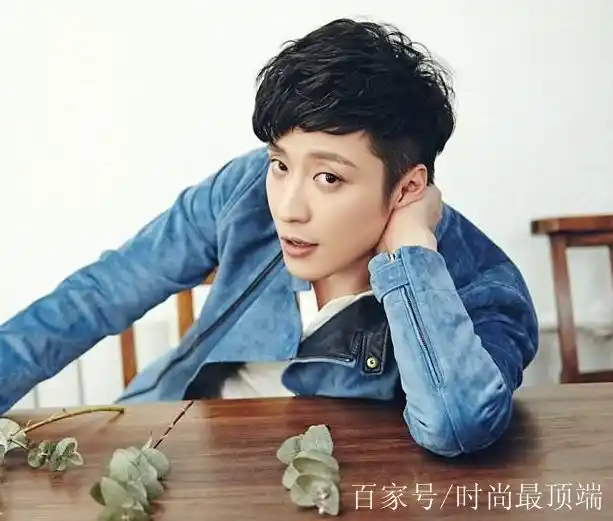 他笑容灿烂,招牌式的小虎牙,表现出青春活力