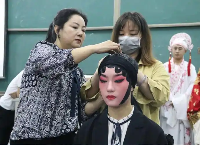 全是干货图文为您揭秘旦角化妆全过程