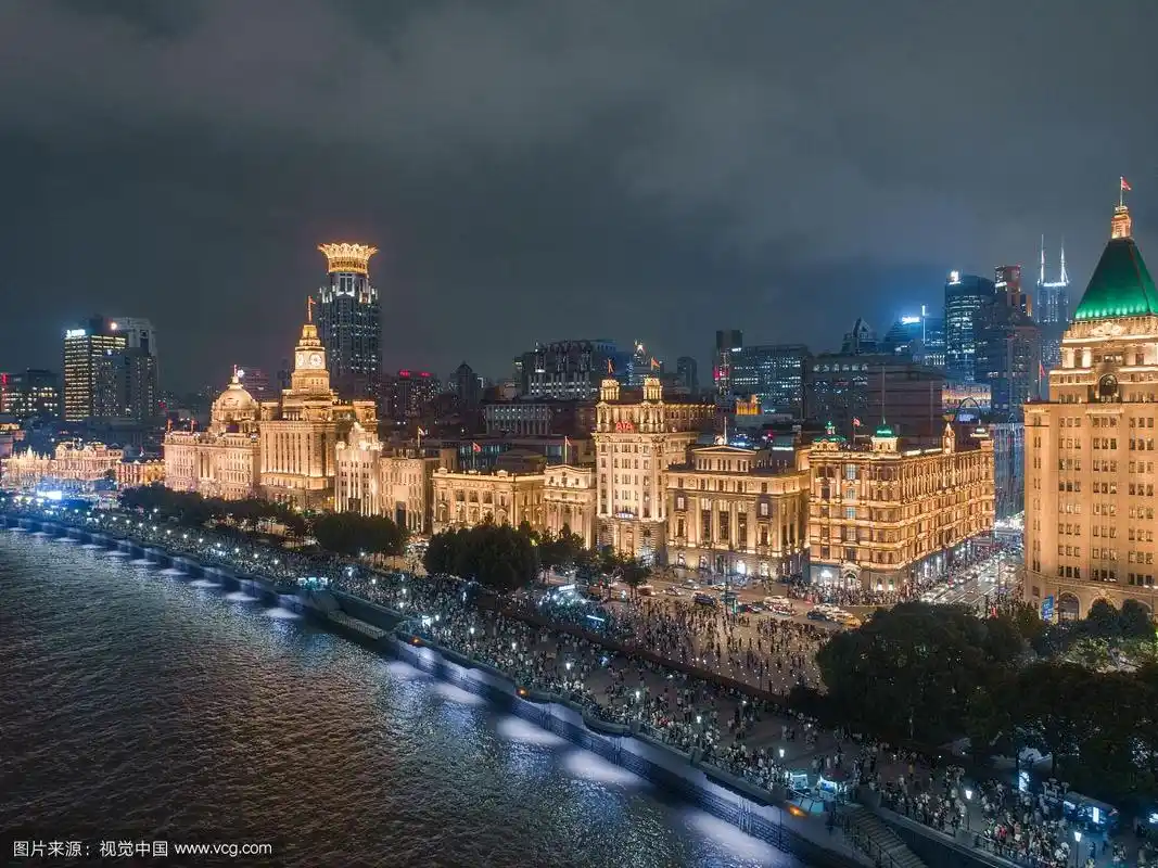中国上海外滩夜景亮灯航拍图
