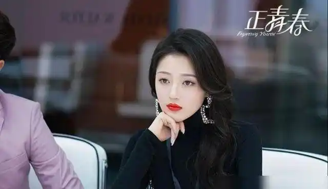 正青春董欣然职场穿搭可甜可咸女配演成女主