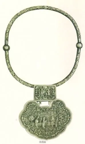 清晚期 银项圈,与纯粹的璎珞圈不同,它的底下通常有锁牌