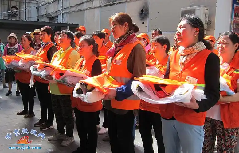 区东街街道党工委,办事处举行了关爱一线环卫工人劳保用品发放仪式