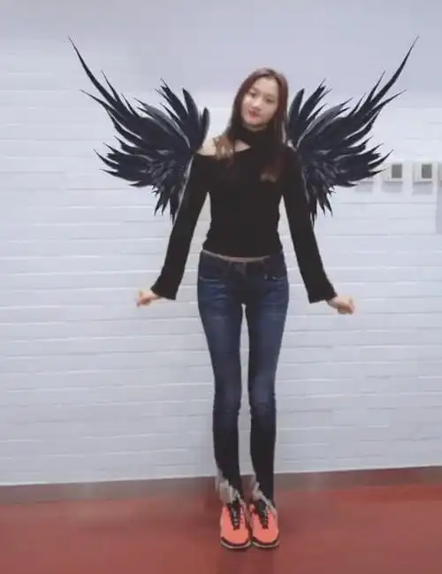 关晓彤这是怎么了穿牛仔裤胯部这么显宽网友鹿晗该怎么想