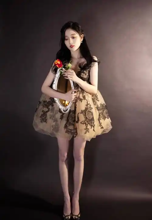 吴宣仪不愧是"火箭少女",穿裸粉百褶裙,身材令人羡慕!