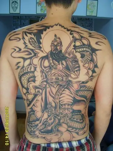 帅气的男人满背关公纹身