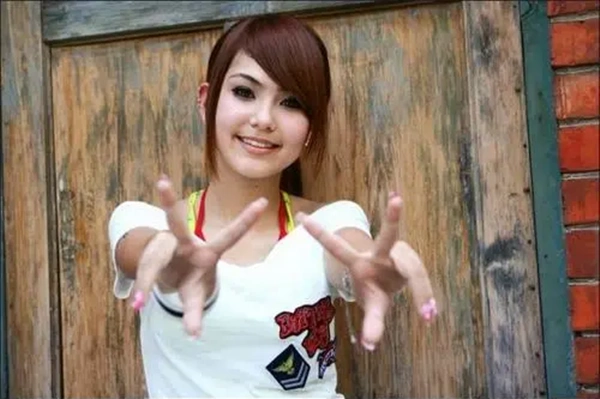 彼时,两人都有各自的恋人,昆凌的男友是早年"棒棒糖组合"成员李铨,而