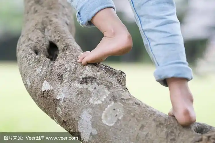 孩子们的脚赤脚玩耍