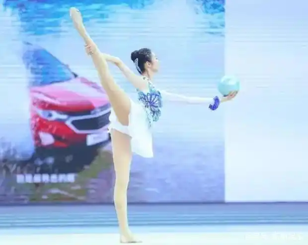 张艺凡练舞照片曝光,穿着休闲大秀舞功,看到腿型女生都羡慕