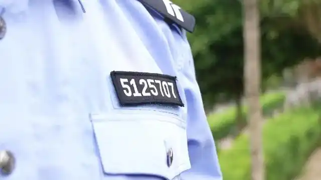 "继承了父亲5125707的警号,像他一样穿上了这一身藏蓝,我将沿着他的