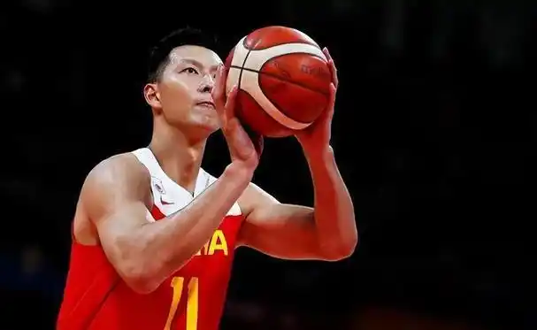 她是易建联的老板娘,身价40亿,后背纹身性感,年过40仍韵味十足