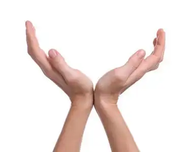 拿东西的背影女人手里拿着白色背景的东西,特写照片