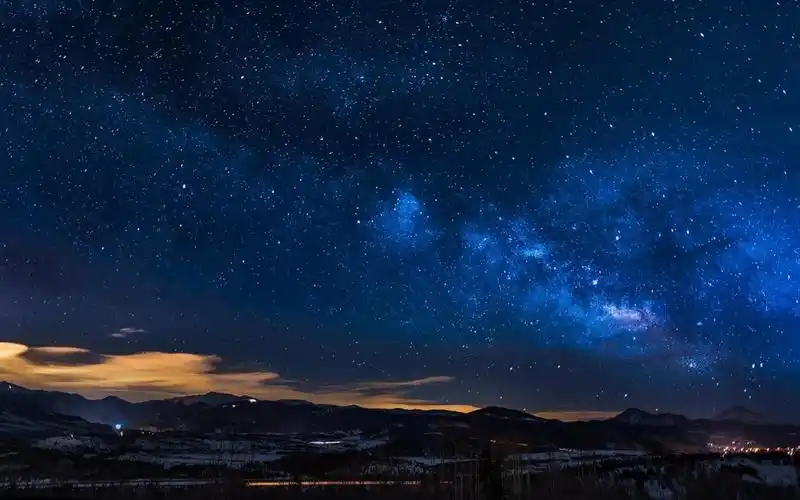 安谧又优美的自然星空夜晚景色