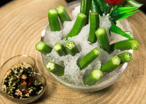 冰镇秋葵也是这里的一大特色,新鲜冰凉的秋葵蘸上一些酱油,别有椰番