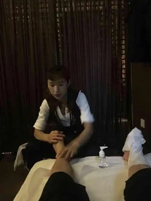 金水湾沐足养生会馆-"我是几乎天天在美容院,洗脚房消费的,今天.