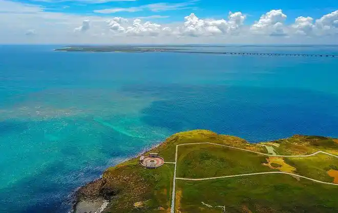 用无人机航拍中国台湾省澎湖俯看蓝宝石大海中的外婆澎湖湾