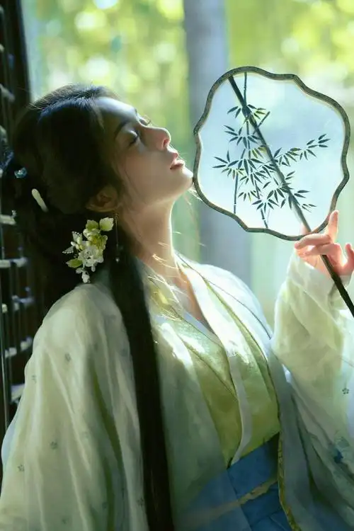 傅菁全新大片,古风美人温柔端庄,展现优雅之美