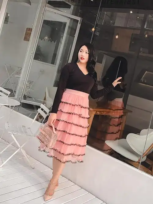 很时髦又的一款连衣裙,简单的款式,没有一丝累赘;而温柔的颜色,简单